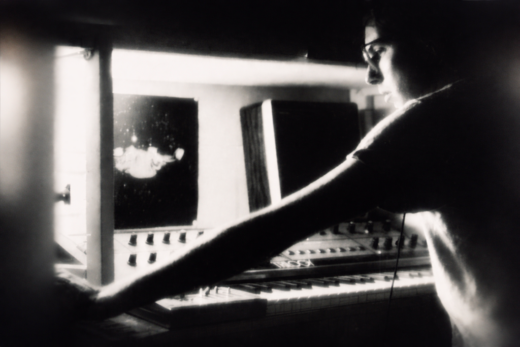 Foto van Iric Blom in zijn thuisstudio