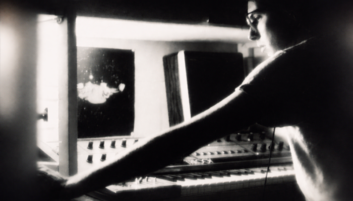 Foto van Iric Blom in zijn thuisstudio